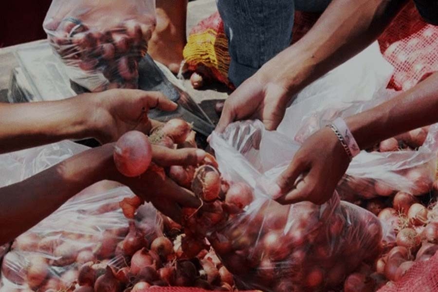 Govt starts open market sales of onion across the country