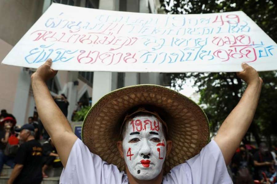 Thousands rally in Thai capital against government