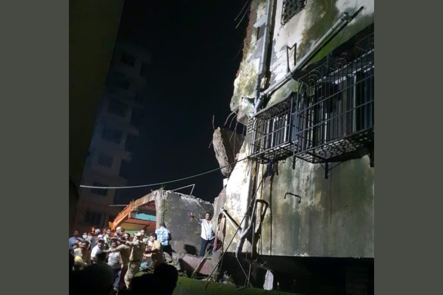 10 dead, 25 others feared trapped as building collapses near Mumbai