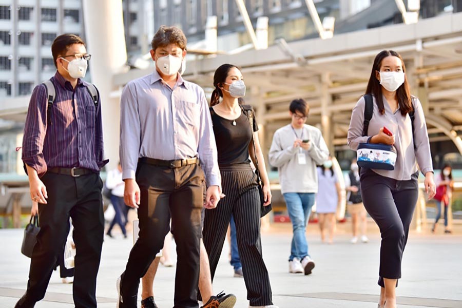 Singapore population declines as foreigners depart