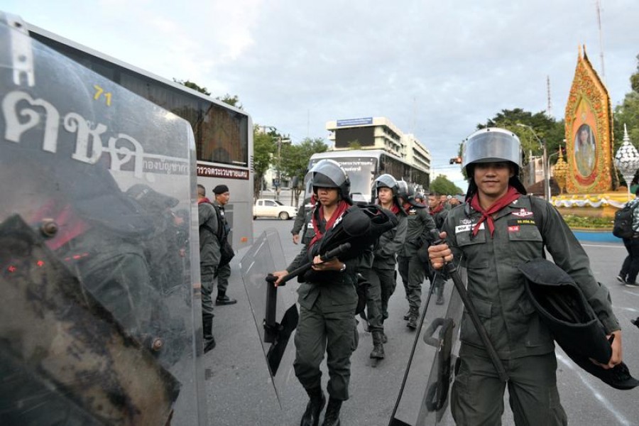 Thai government bans protests