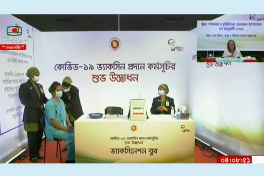 নার্স রুনুর জয়বাংলা ধ্বনিতে বাংলাদেশে টিকাদান কার্যক্রম শুরু