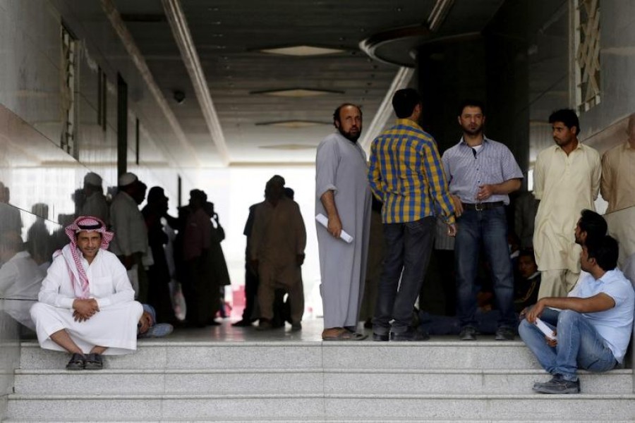 Saudi Arabia seeks to employ citizens over migrants