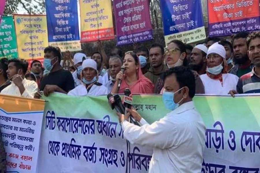 ঢাকায় বাসা থেকে ময়লা নেওয়া বন্ধের হুমকি বেসরকারি পরিচ্ছন্নতাকর্মীদের