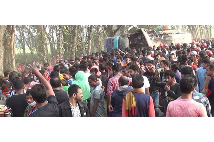 ঝিনাইদহে বাস-ট্রাক সংঘর্ষে নিহত কমপক্ষে ১০