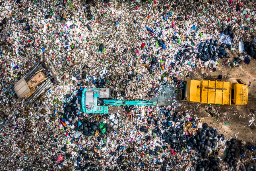 In 2019, the world traded 550 tons of "waste" worth $315 billion. / © Kalyakan via unctad.org