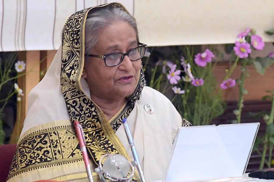 প্রধানমন্ত্রী শেখ হাসিনা শনিবার সকালে ভিডিও কনফারেন্সের মাধ্যমে চলতি বছরের একুশে পদক বিতরণ অনুষ্ঠানে প্রধান অতিথির ভাষণ প্রদান করেন। ছবি: পিআইডি