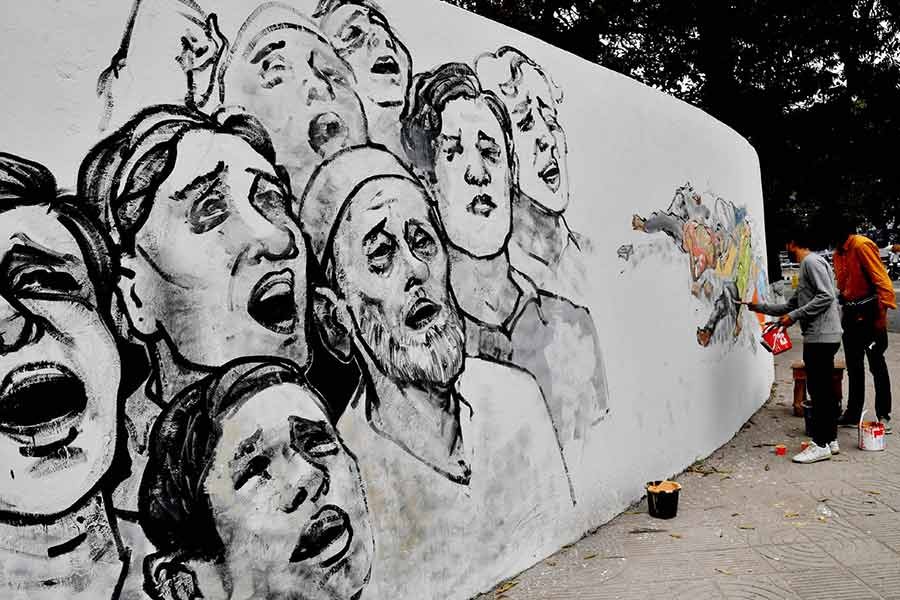 মহান ‘শহিদ দিবস ও আন্তর্জাতিক মাতৃভাষা দিবস’ উদযাপনের প্রস্তুতি হিসেবে শনিবার ঢাকায় কেন্দ্রীয় শহিদ মিনারের পাশে আল্পনা অঙ্কন করছেন শিল্পীরা। ছবিঃ পিআইডি