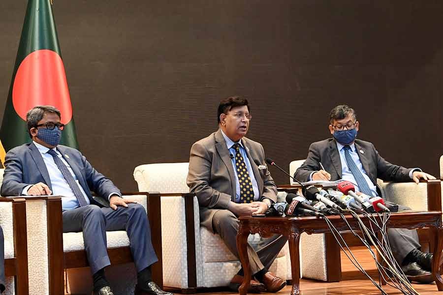 সোমবার ফরেইন সার্ভিস অ্যাকাডেমিতে বঙ্গবন্ধু শেখ মুজিবুর রহমানের জন্মশতবার্ষিকী এবং স্বাধীনতার সুবর্ণজয়ন্তী উপলক্ষে পাঁচ রাষ্ট্র ও সরকার প্রধানের ঢাকা সফরের বিষয়ে বিস্তারিত তুলে ধরেন পররাষ্ট্র মন্ত্রী এ কে আব্দুল মোমেন এবং পররাষ্ট্র মন্ত্রণালয়ের কর্মকর্তারা। ছবি: পিআইডি