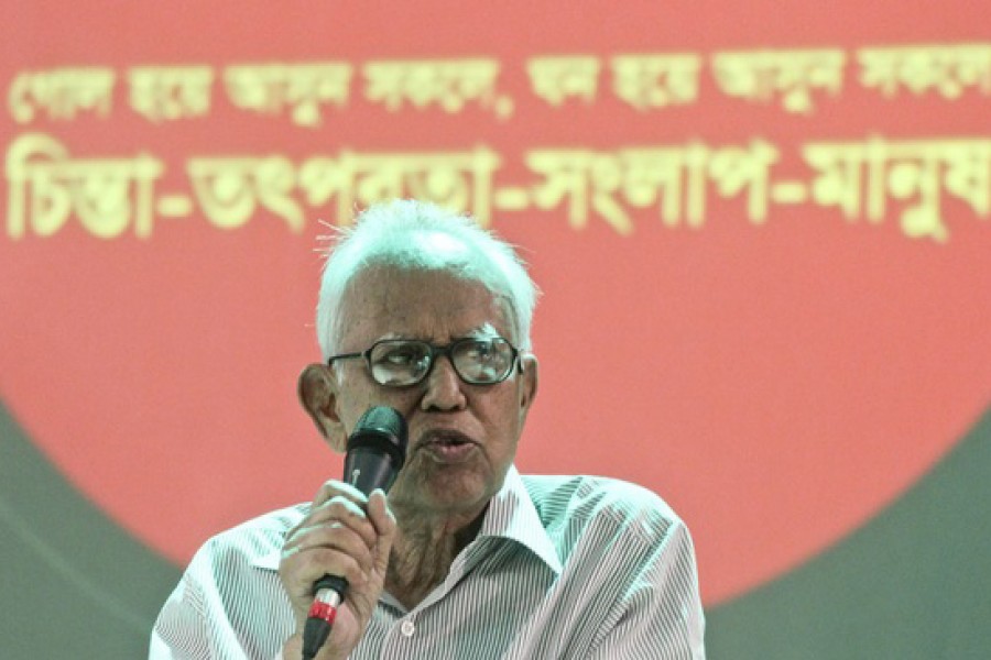 পড়ে গিয়ে আহত ভাষা সংগ্রামী আহমদ রফিক, হাসপাতালে ভর্তি