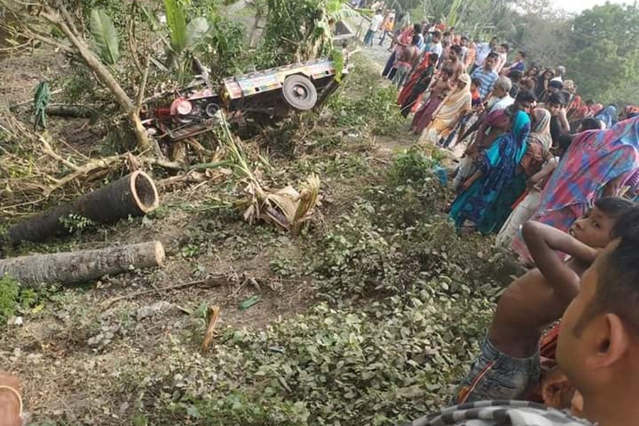 ফরিদপুরের ভাঙ্গায় ট্রেনের ধাক্কায় নসিমন খাদে, নিহত দুই জন