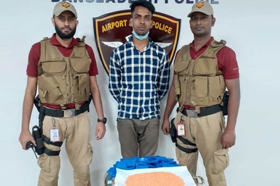 আচারের বয়ামে লুকিয়ে প্রায় দশ হাজার ইয়াবা পাচার করছিলেন তিনি