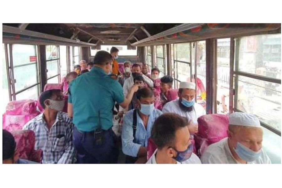 চট্টগ্রামে পুলিশের ‘মাস্ক পরলে মাস্ক ফ্রি’ কর্মসূচী
