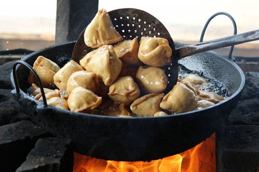 রাস্তার কত সস্তা হোটেলে!