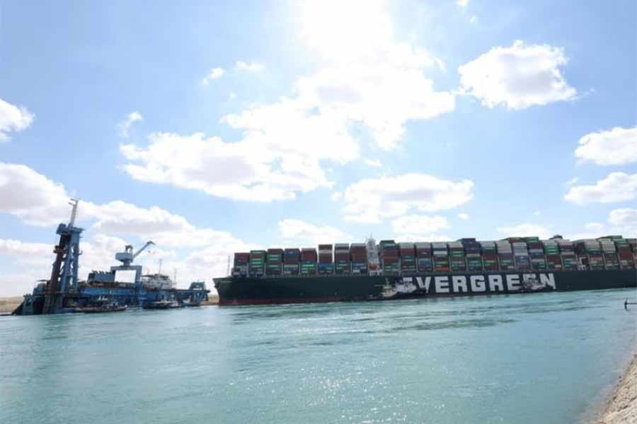 Salvager hopes to free Suez Canal by start of next week