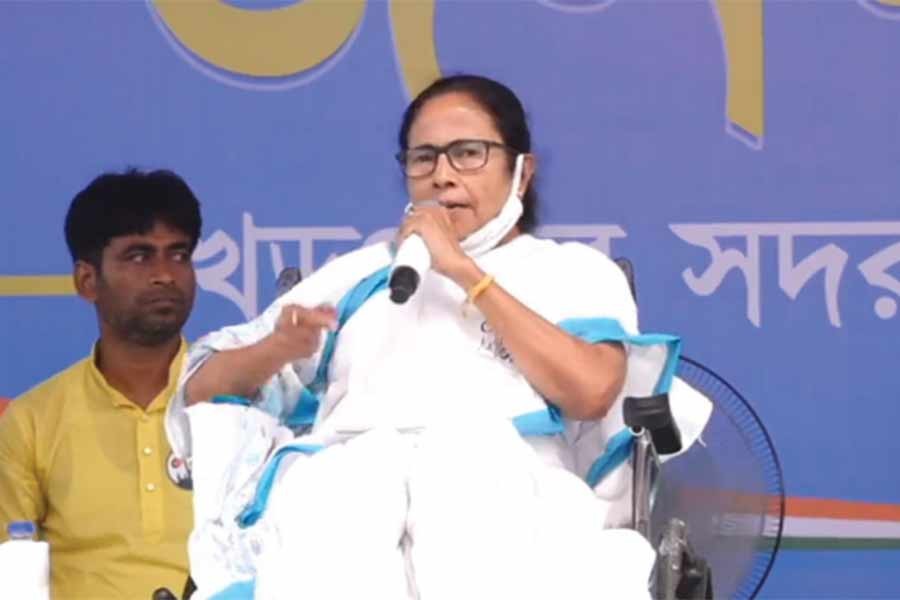 ছবিঃ আনন্দবাজার পত্রিকা