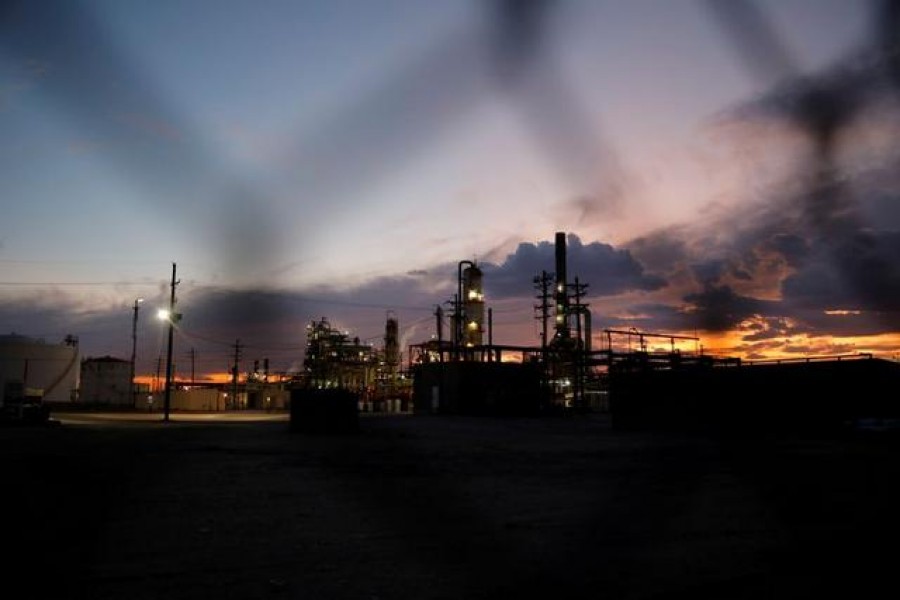 Oil price falls as Suez Canal opens, dollar rallies