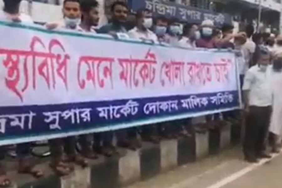 লকডাউনের প্রতিবাদে ঢাকায় ব্যবসায়ীদের বিক্ষোভ, সড়ক অবরোধ