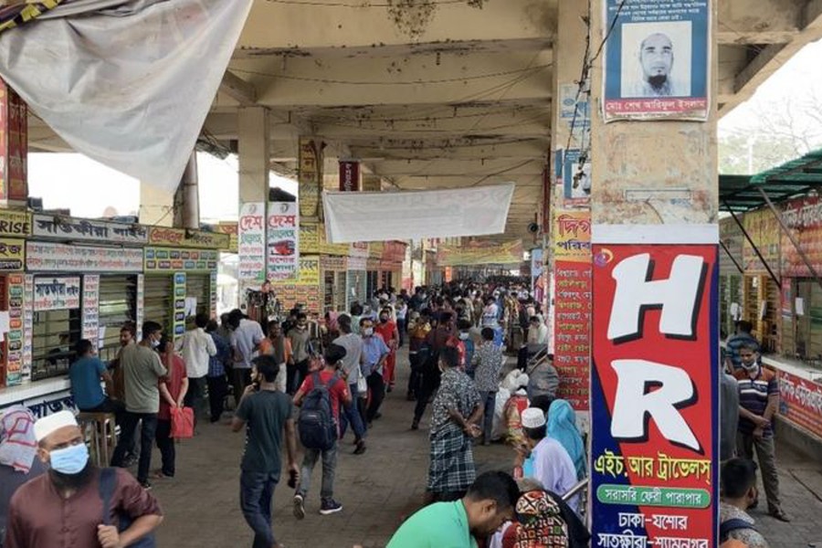 গাবতলী বাস টার্মিনালে সকালের ভিড়