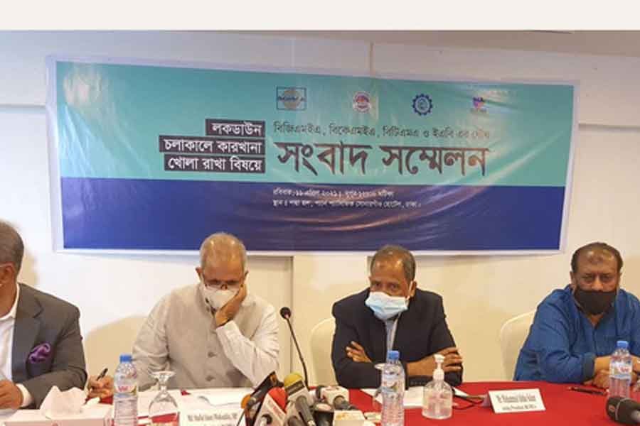 লকডাউনে কারখানা খোলা রাখার দাবি জানিয়ে সংবাদ সম্মেলনে বিজিএমইএ, বিকেএমইএ, বিটিএমএসহ আরও কয়েকটি মালিক সমিতির প্রতিনিধিরা।