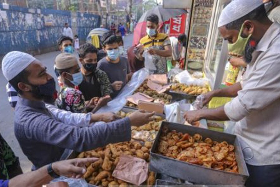 লকডাউনে ইফতারি কেনাকাটায় ভরেনি মন