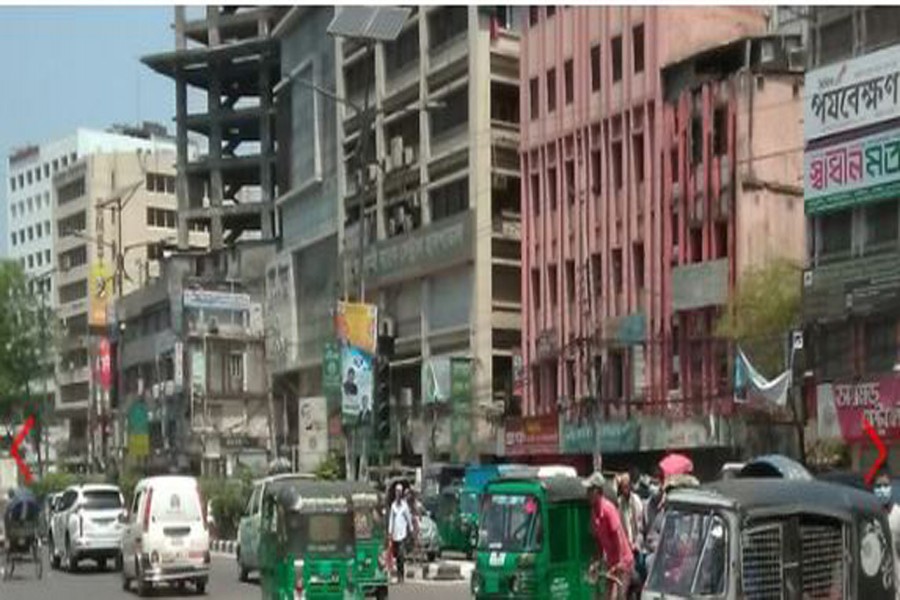 ‘সর্বাত্মক লকডাউনে’ রাজধানীর সড়কে মানুষ-গাড়ি চলছে দেদার