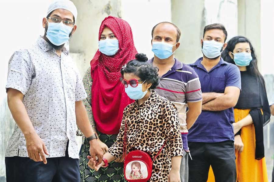 মাস্ক না পরলে ‘কঠোর আইনানুগ ব্যবস্থা’ নেওয়ার হুঁশিয়ারি দিয়েছে সরকার