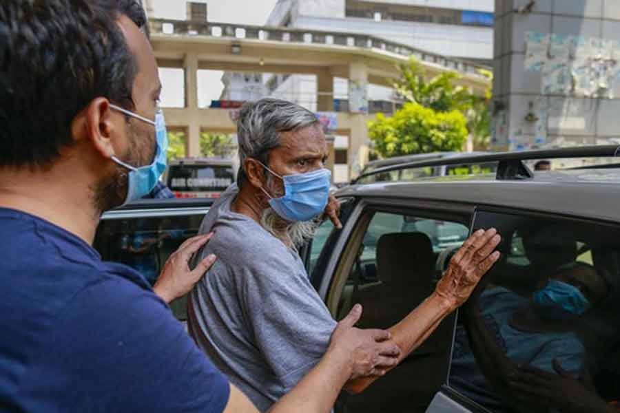 নিউমোনিয়ায় আক্রান্ত হয়ে নোয়াখালীর ৬২ বছর বয়সী নূরুননবী ১৫ দিন ভর্তি ছিলেন ঢাকা মেডিকেল কলেজ হাসাপাতালের কোভিড ওয়ার্ডে। সুস্থ হয়ে সোমবার তিনি ফিরছেন বাড়িতে। ছবি: বিডিনিউজ টোয়েন্টিফোর ডটকম