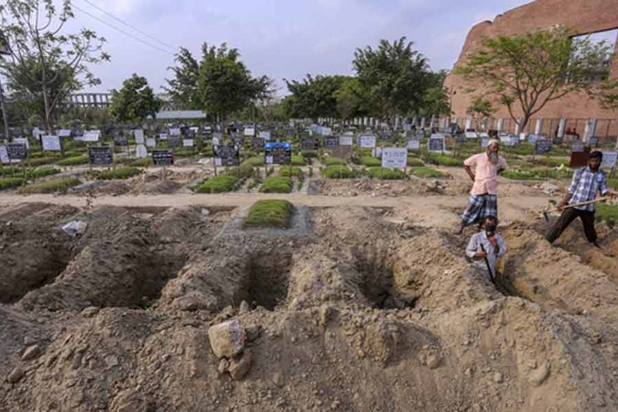 এপ্রিলে মৃতের সংখ্যা বেড়ে যাওয়ায় ঢাকার রায়েরবাজার কবরস্থানেআগে থেকেই প্রস্তুত করে রাখা হচ্ছিল কবর। ফাইল ছবি: বিডিনিউজ টোয়েন্টিফোর ডটকম