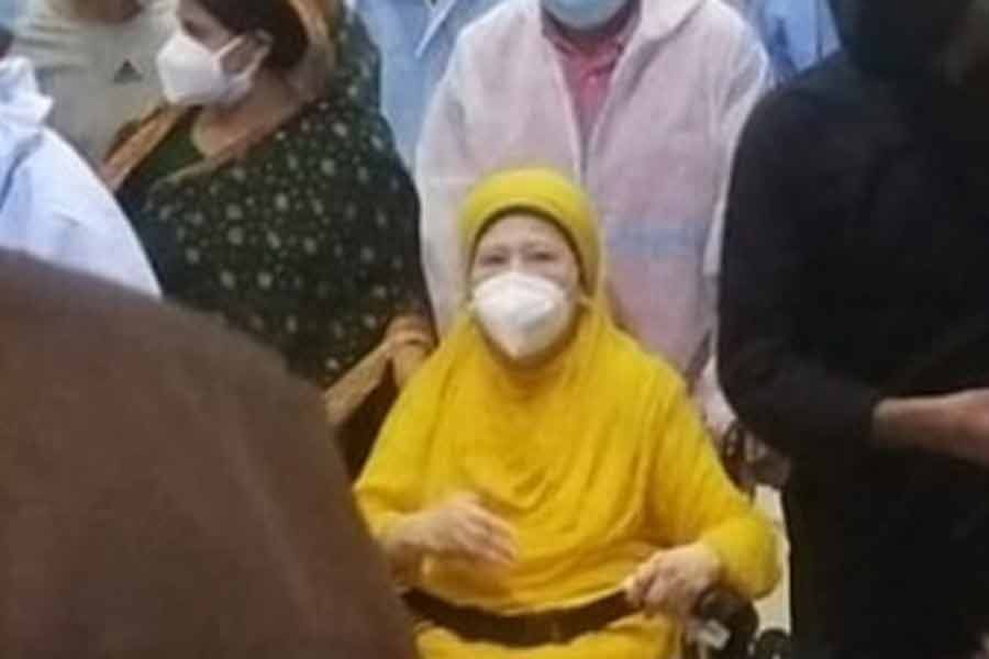 শ্বাসকষ্ট অনুভব করায় খালেদা জিয়াকে সিসিইউতে নেওয়া হয়েছে