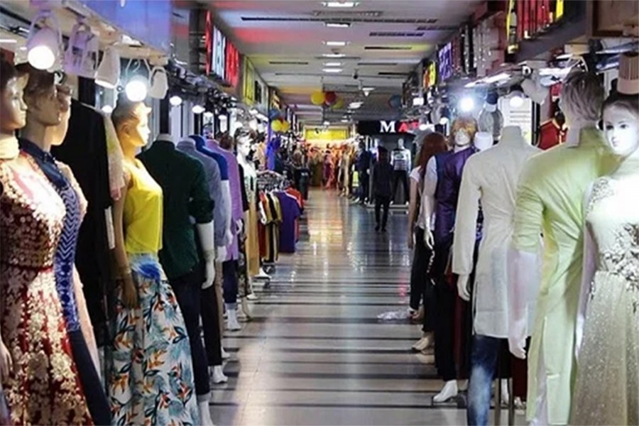 Traders demand that shops be allowed to keep open until midnight