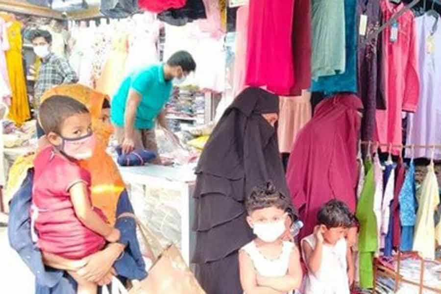 শিশুদের নিয়ে কেনা-কাটা করতে যাওয়ায় ১২ জন অভিভাবককে জরিমানা