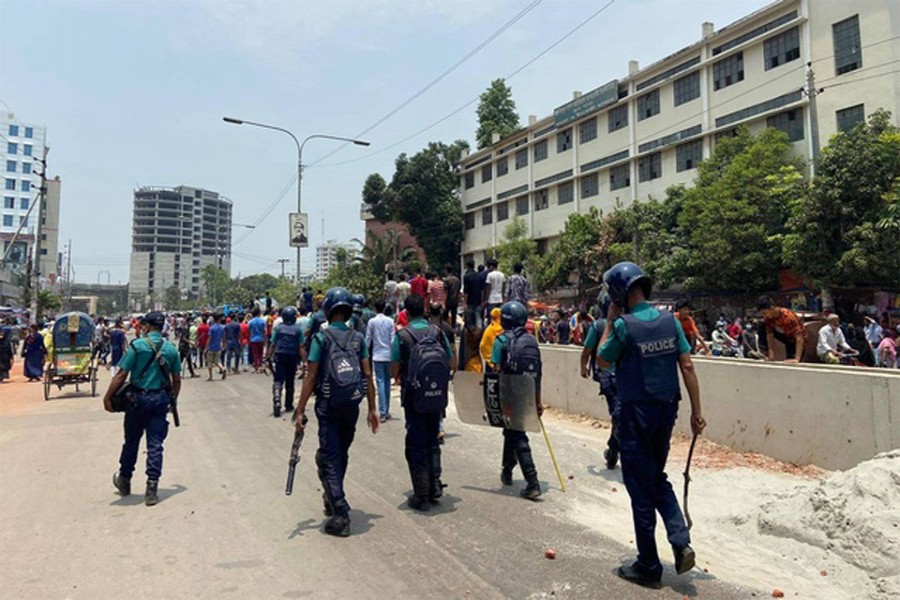 ছুটি আর দূরপাল্লার বাস চালুর দাবিতে মিরপুরে পোশাক শ্রমিকদের বিক্ষোভ