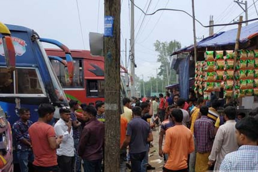 ‘লুকোচুরি’ করে চলছে দূরপাল্লার বাস