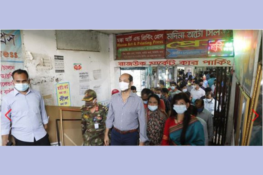 স্বাস্থ্যবিধির ব্যবস্থা পরিদর্শনে রোববার উত্তরার রাজউক কমার্শিয়াল কমপ্লেক্সে অভিযান চালায় ডিএনসিসি। মেয়র আতিকুল ইসলামও এ সময় সঙ্গে ছিলেন।