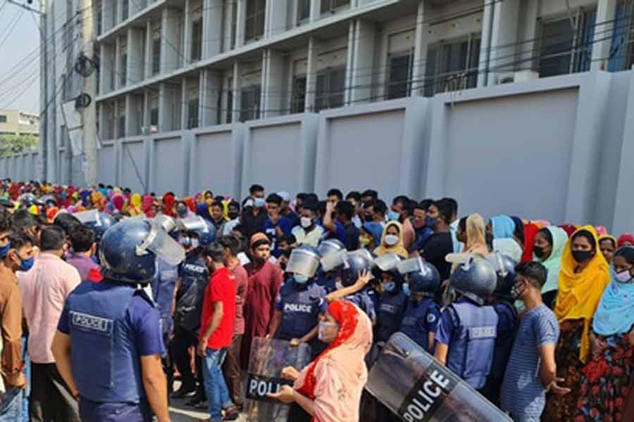 ঈদে বাড়তি ছুটির দাবিতে পোশাক শ্রমিকদের বিক্ষোভ