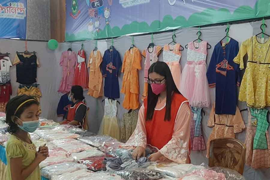 চট্টগ্রাম নগরীর বাকলিয়ায় রাজবাড়ি কনভেনশন সেন্টারে ‘এক টাকায় ঈদ আনন্দ’ কেনাকাটার স্টল
