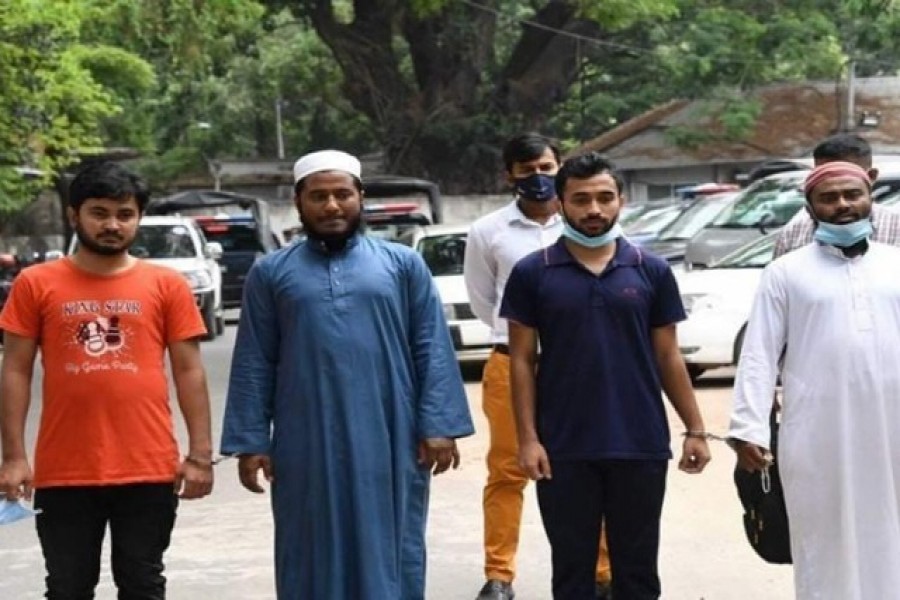 পুলিশ বলছে, নিষিদ্ধ জঙ্গি সংগঠন আনসার আল ইসলামের সন্দেহভাজন এই চার সদস্য আফগানিস্তানে যাওয়ার প্রস্তুতি নিচ্ছিলেন। বিডিনিউজ টোয়েন্টিফোর ডটকম