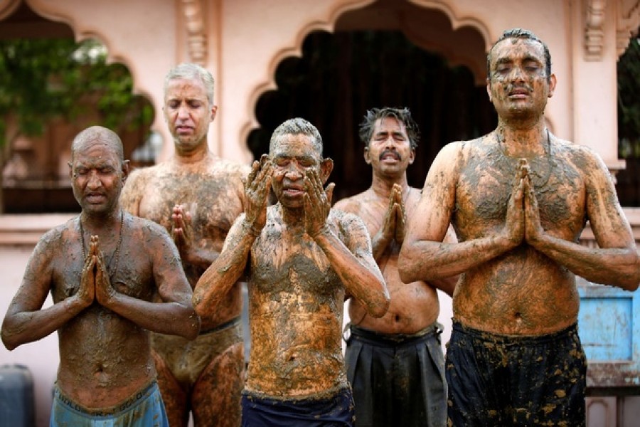 ‘গোবরে কোভিডমুক্তি’, সতর্ক করলেন চিকিৎসকরা