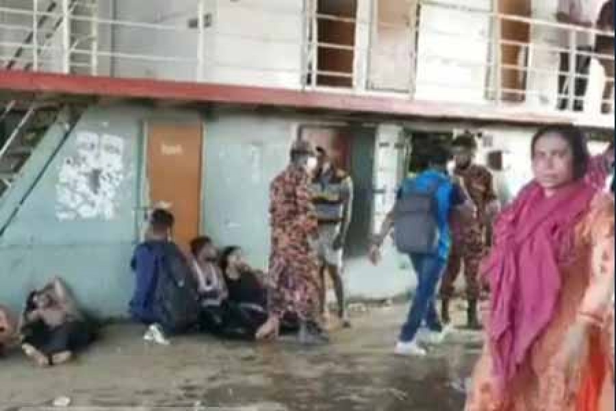 ফেরিতে ভিড়ের চাপে ৫ জনের মৃত্যু