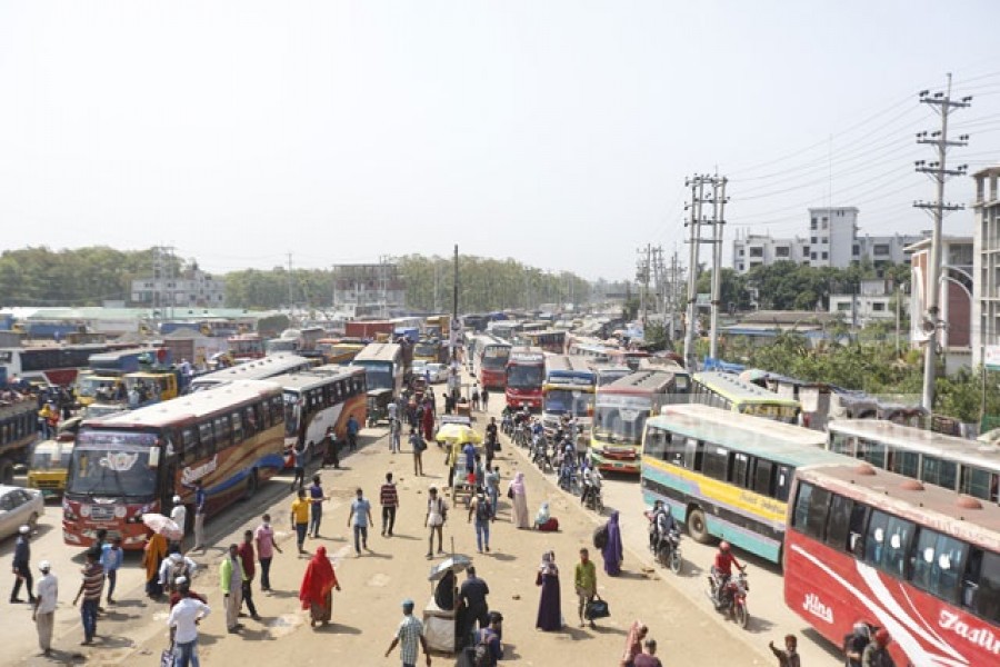 নিষেধাজ্ঞার মধ্যেই বাস যাচ্ছে দূরের পথে