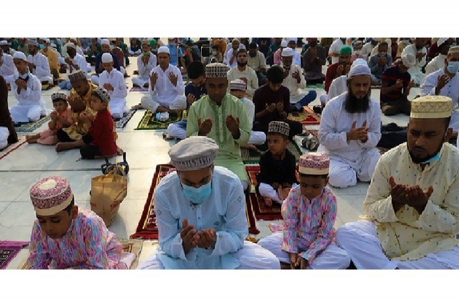 ঈদের জামাতে হাজারো মানুষ, মহামারী-মুক্তির মোনাজাত