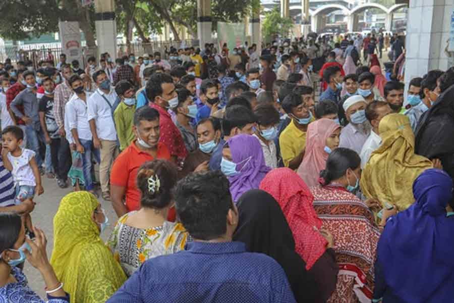 কোভিড টেস্টের সংখ্যা এক চতুর্থাংশে নেমে আসায় শনাক্ত রোগীর সংখ্যাও কমেছে