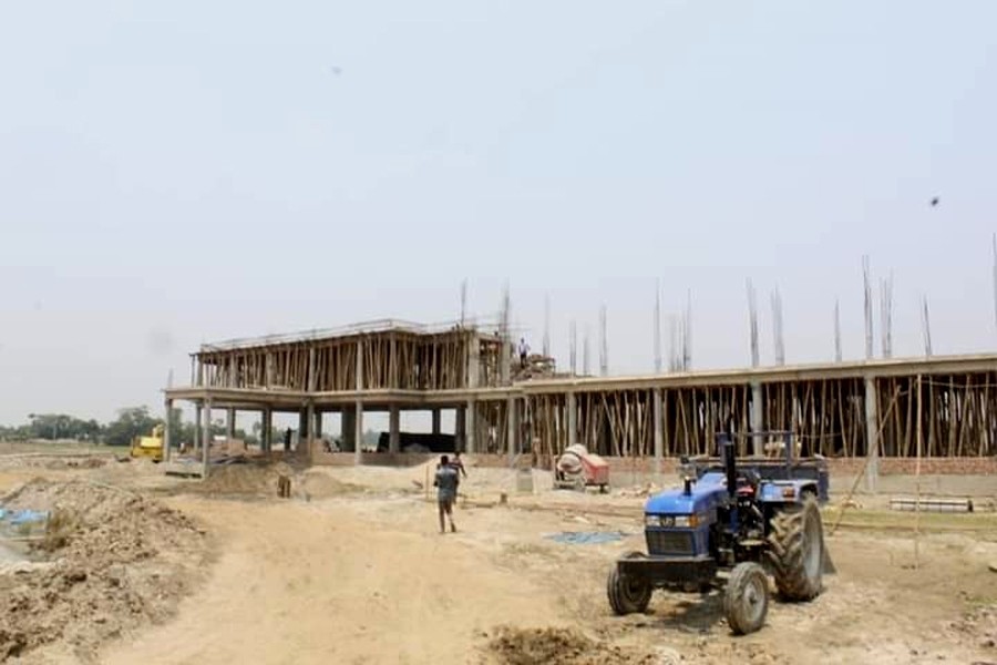 আদর্শনগর পর্যটনকেন্দ্রে হোটেল হবে। পাশাপাশি থাকবে কটেজ, লাউঞ্জ ঘর, ফুড কর্নারসহ আধুনিক সব সুযোগ-সুবিধা। ছবিঃ শফিকুল ইসলাম