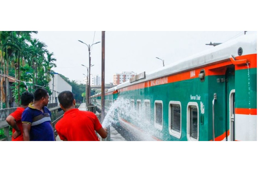সাত সপ্তাহ পর ট্রেন চলাচল শুরু, যাত্রী কিছুটা কম