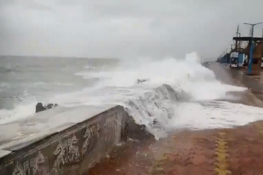 ওড়িশা উপকূলে ইয়াসের তাণ্ডব শুরু