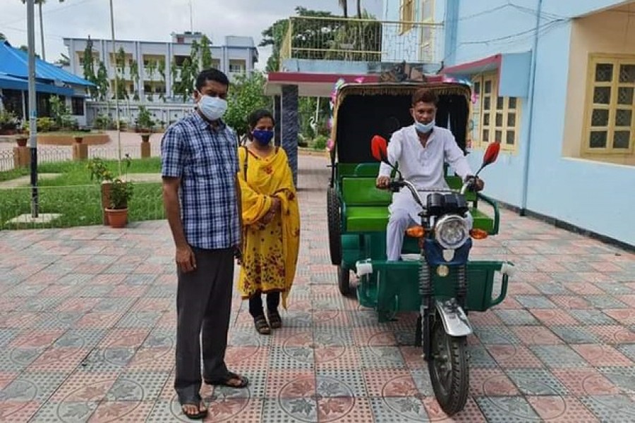 সাবেক ছাত্রলীগ নেতা এখন চালান অটোরিকশা