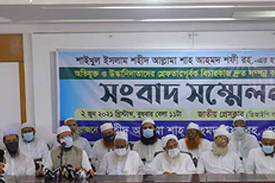 হেফাজতে ইসলামের সাবেক আমির শাহ আহমদ শফীর ‘হত্যা’য় উসকানিদাতাদের গ্রেপ্তার ও দ্রুত বিচারের দাবিতে বুধবার জাতীয় প্রেস ক্লাবে সংবাদ সম্মেলনে তার ভক্তরা। ছবি: বিডিনিউজ টোয়েন্টিফোর ডটকম