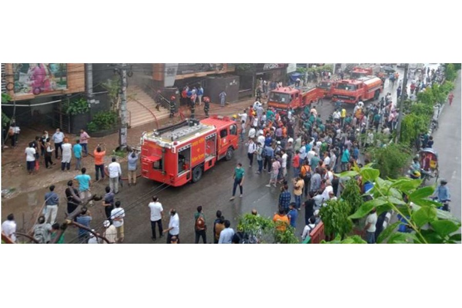 কাকরাইলে বহুতল ভবনে আগুন