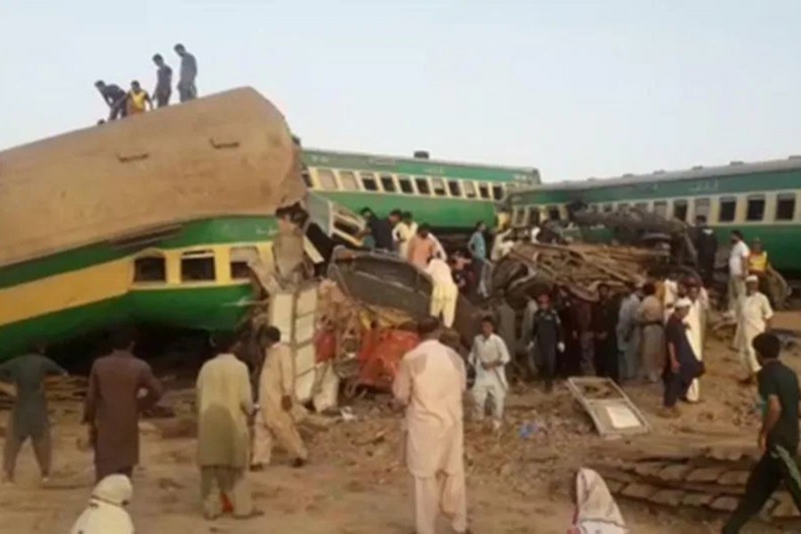 Two trains collide in Pakistan, killing at least 35